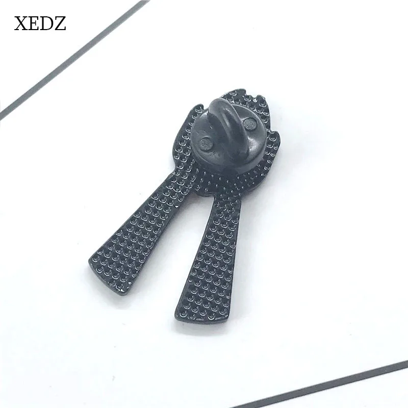 XEDZ новая брошь в форме сердца удерживающая руки на руку с листьями и красным