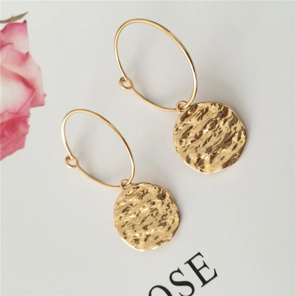 Серьги кольца золотого цвета с простого дизайна круглые тонкой поверхностью