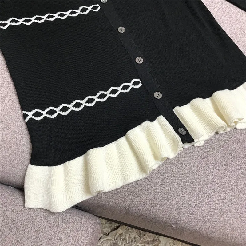 Женский дизайнерский кардиган в полоску черный вязаный с v-образным вырезом