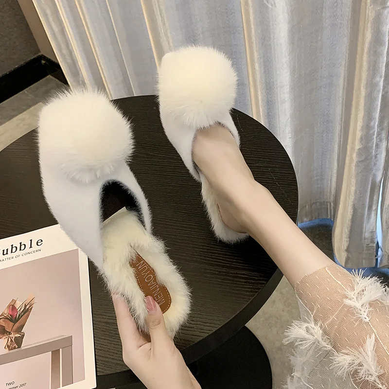 Меховые тапочки шлепанцы с закрытым носком и помпонами женские зимние теплые