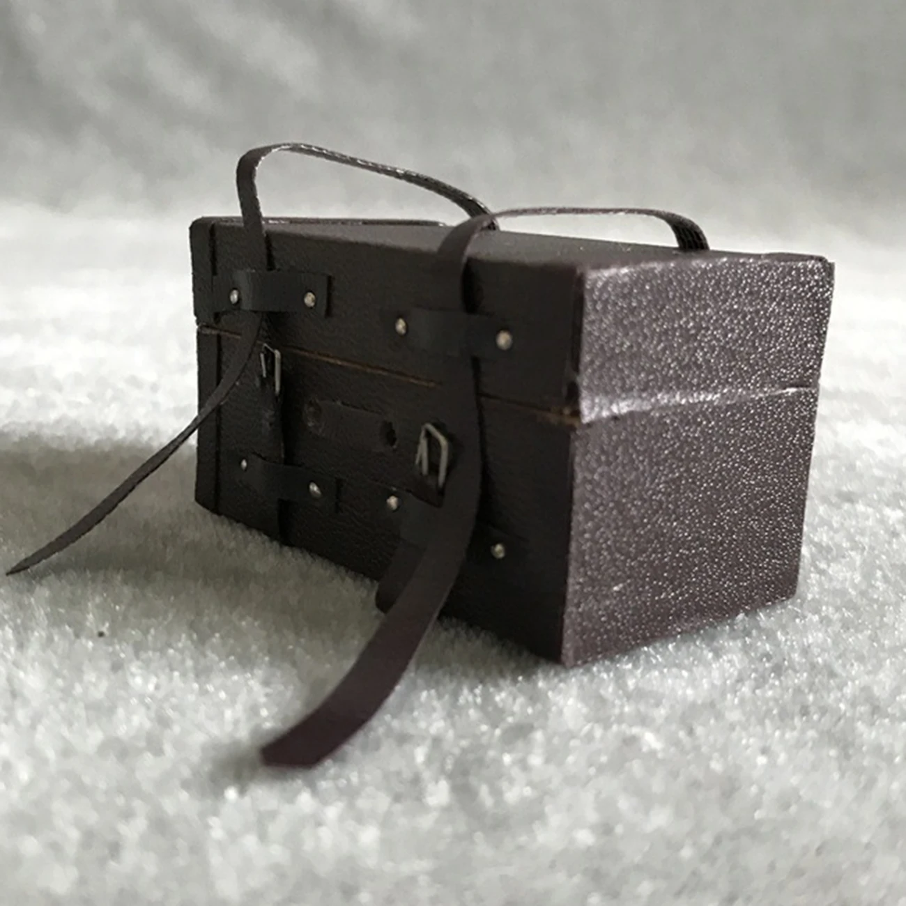 

1/12 Scale Retro Wooden Treasure Chest Box Wood Case Miniature Dollhouse Furniture Decoration Accessories Dollhouse Model Toys