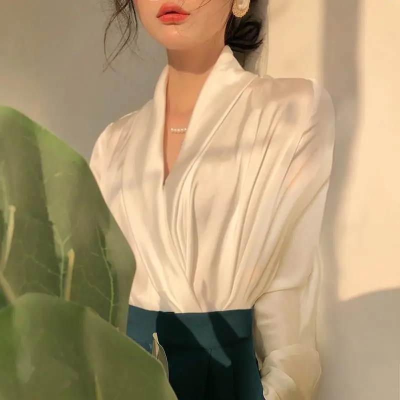 

White v-neck satin shirt women's design sense small-scale spring and autumn high-end Hong Kong wind long-sleeved chiffon top