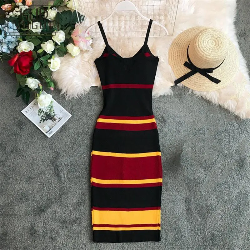 Тонкое летнее трикотажное хлопковое облегающее платье длины миди с полосатым