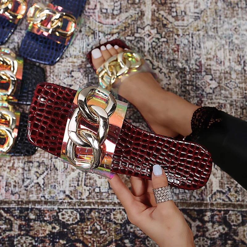 

2021 Women Summer New Metal Decoration Shoes for Women Light Comfortable Outdoor Beach Slippers Flat Slides Fashion Slippers