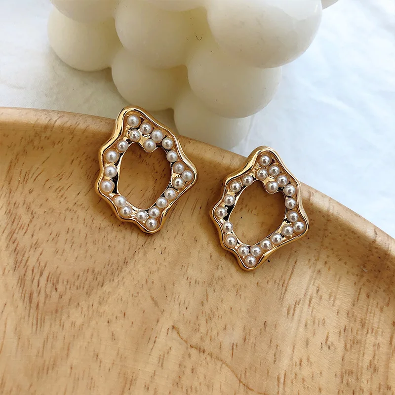 

Korean Elegant Vintage Simple Hollow Geometric Irregular Pearl Metal Stud Earrings For Women Party Statement Jewelry Accessories