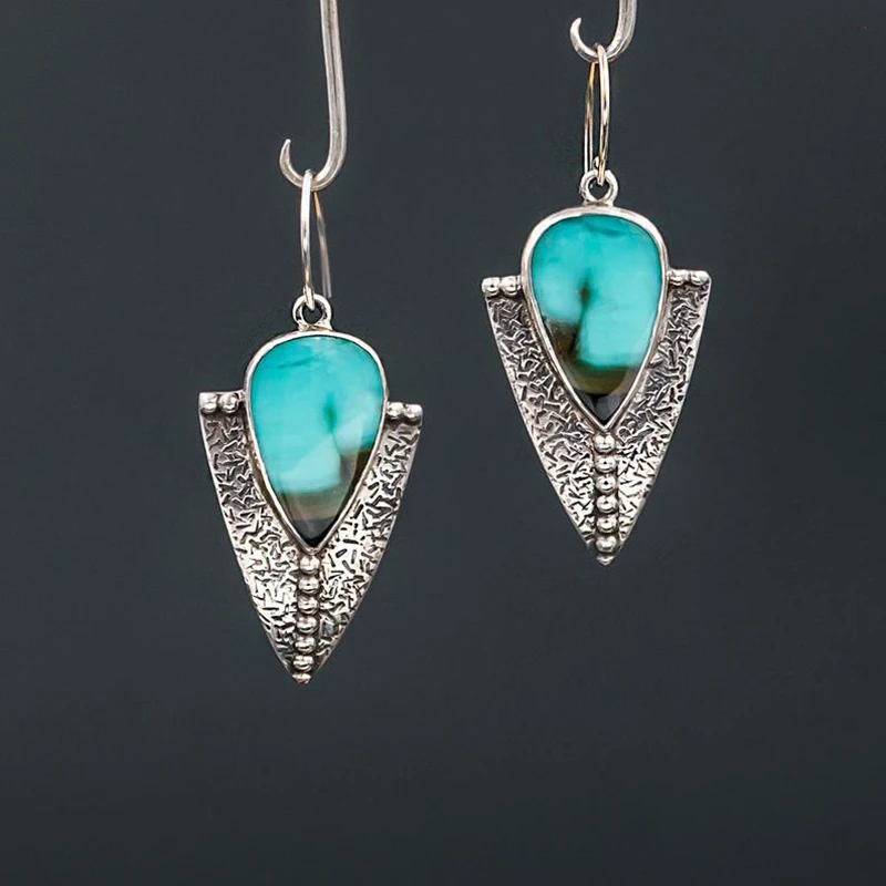 Серьги треугольные из смолы и голубого камня Винтажные серьги серебряного цвета