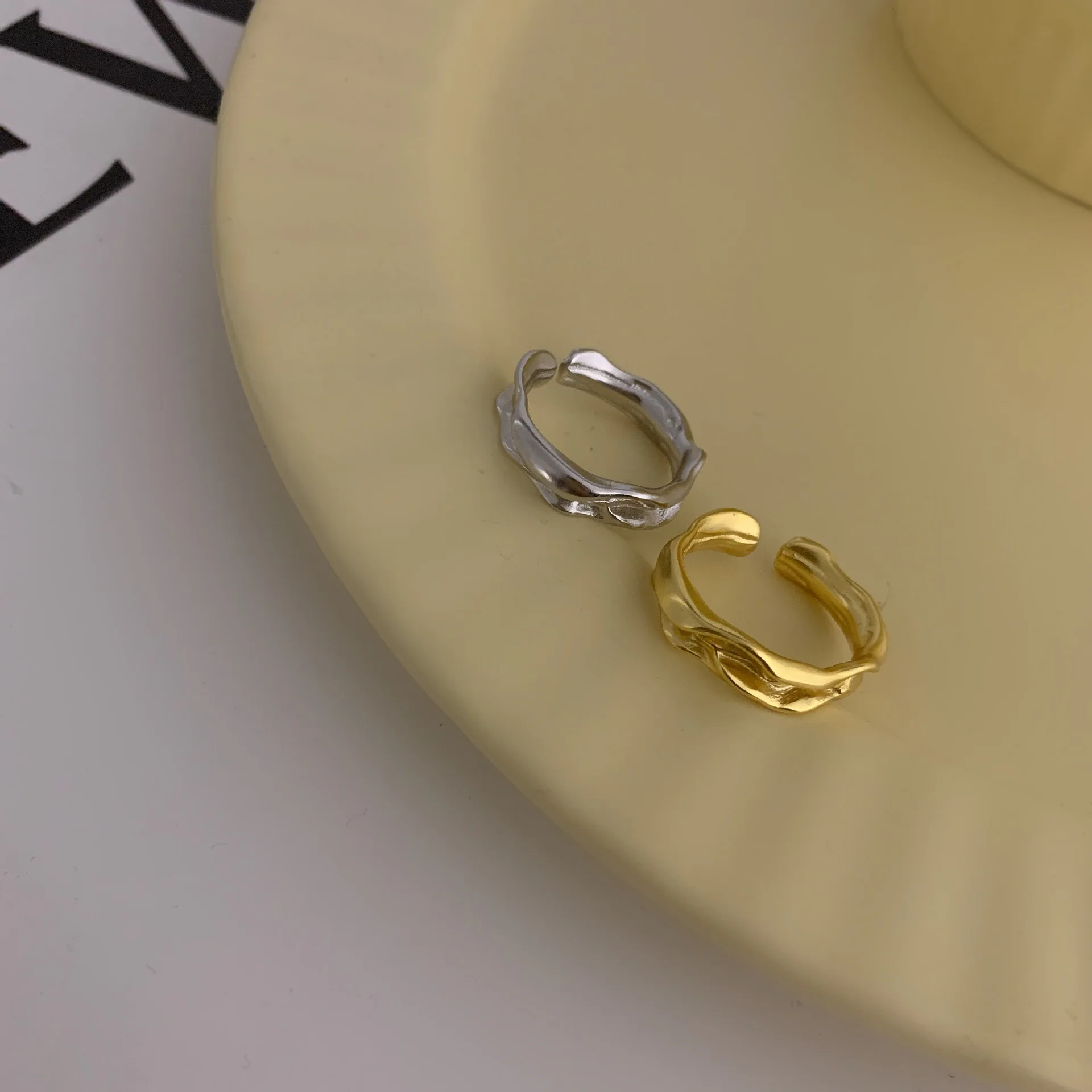 

Twisted Wave Irregular Gold Finger Rings For Women Fashion Jewelry Small Round Silver Color Ring Ladies Cool Jewellery