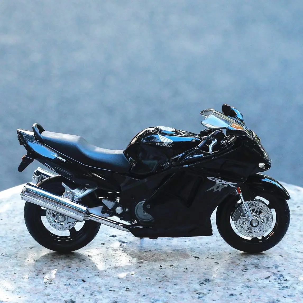 

Maisto 1:18 HONDA CBR1100XX Alloy Motorcycle Model Souvenir Toy Collectible Mini Moto Die Cast