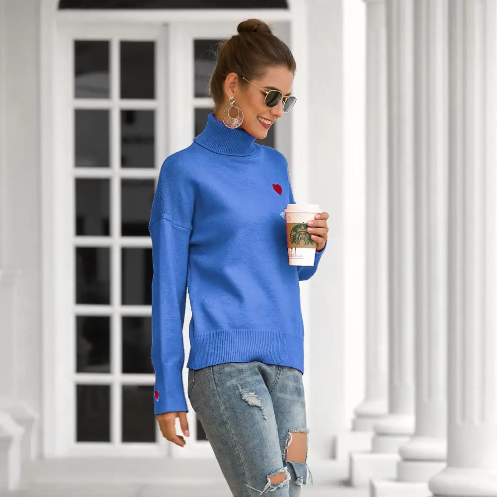 Женский вязаный свитер с вышивкой воротником-хомутом и рукавами-фонариками