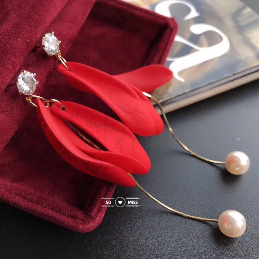 

Корейские акриловые серьги с красными лепестками, Длинные Эффектные серьги-кисточки на цепочке для женщин, модные украшения, серьги