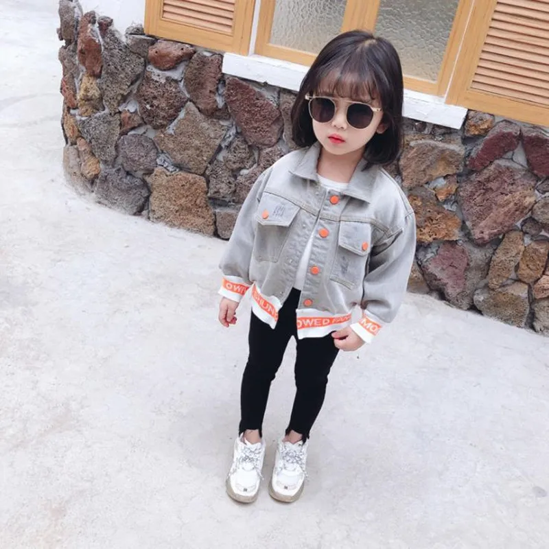 

Джинсовая куртка DFXD для маленьких девочек, Весенняя детская одежда, однобортная детская джинсовая куртка с длинным рукавом и принтом, модна...