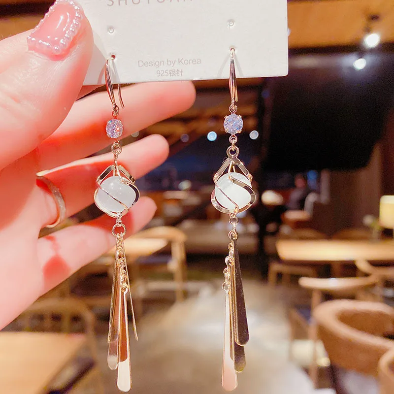 Женские длинные серьги-кисточки с красным круглым опалом | Украшения и