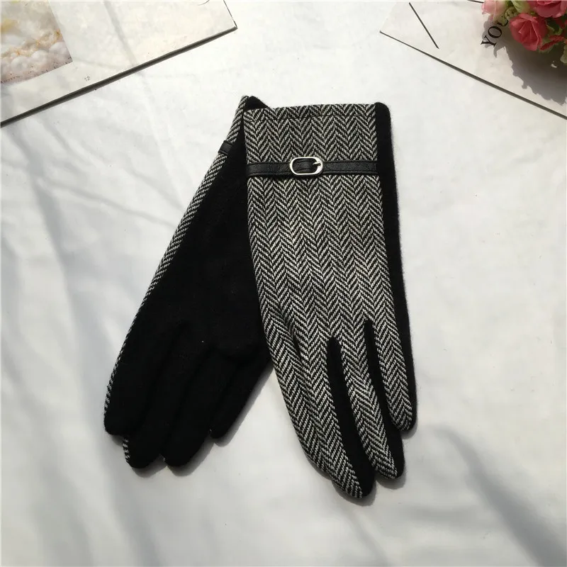 Классические тонкие перчатки осенне зимние кожаные с узором в елочку пряжкой и