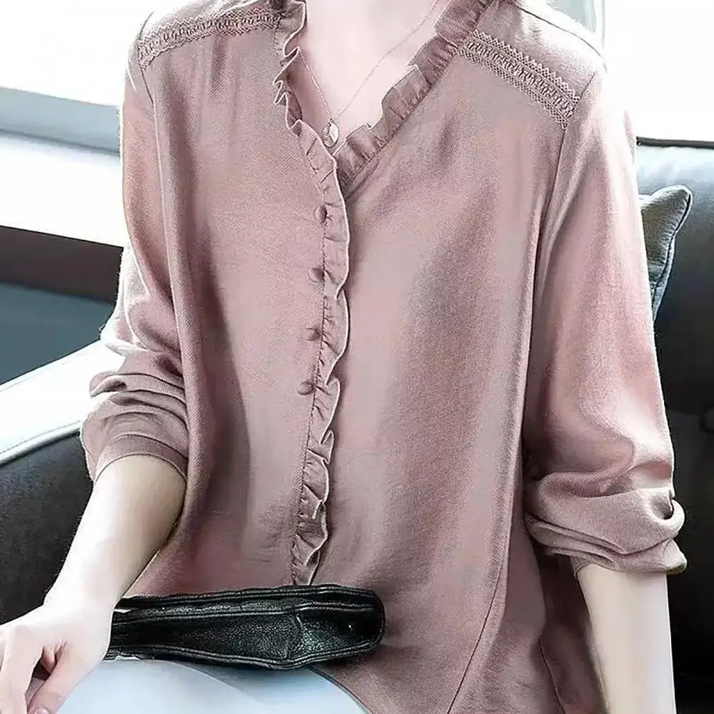 Рубашка женская летняя однотонная оверсайз с оборками V-образным вырезом и