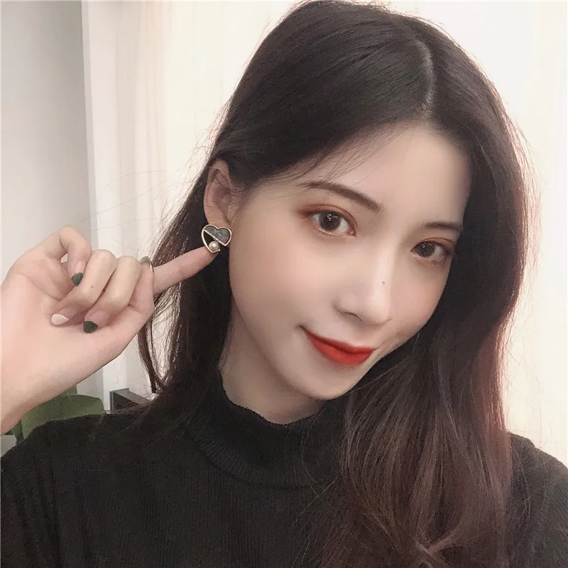 Милые геометрические серьги с перламутровыми жемчужинами женственность