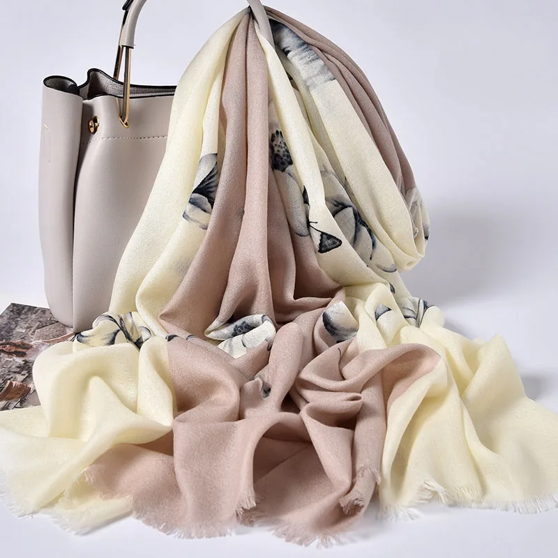 Женский шарф из 100% шерсти зимний натуральной с цветочным принтом и бабочками |