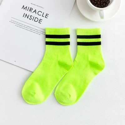 fluorescent green Блестящие флуоресцентные полосатые хлопковые женские уличные носки Модные трендовые яркие цветные яркие блестящие носки с двойной полосой - Цвет: fluorescent green