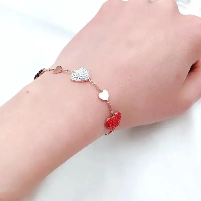 Женский браслет из розового золота с подвеской в форме сердца украшенный