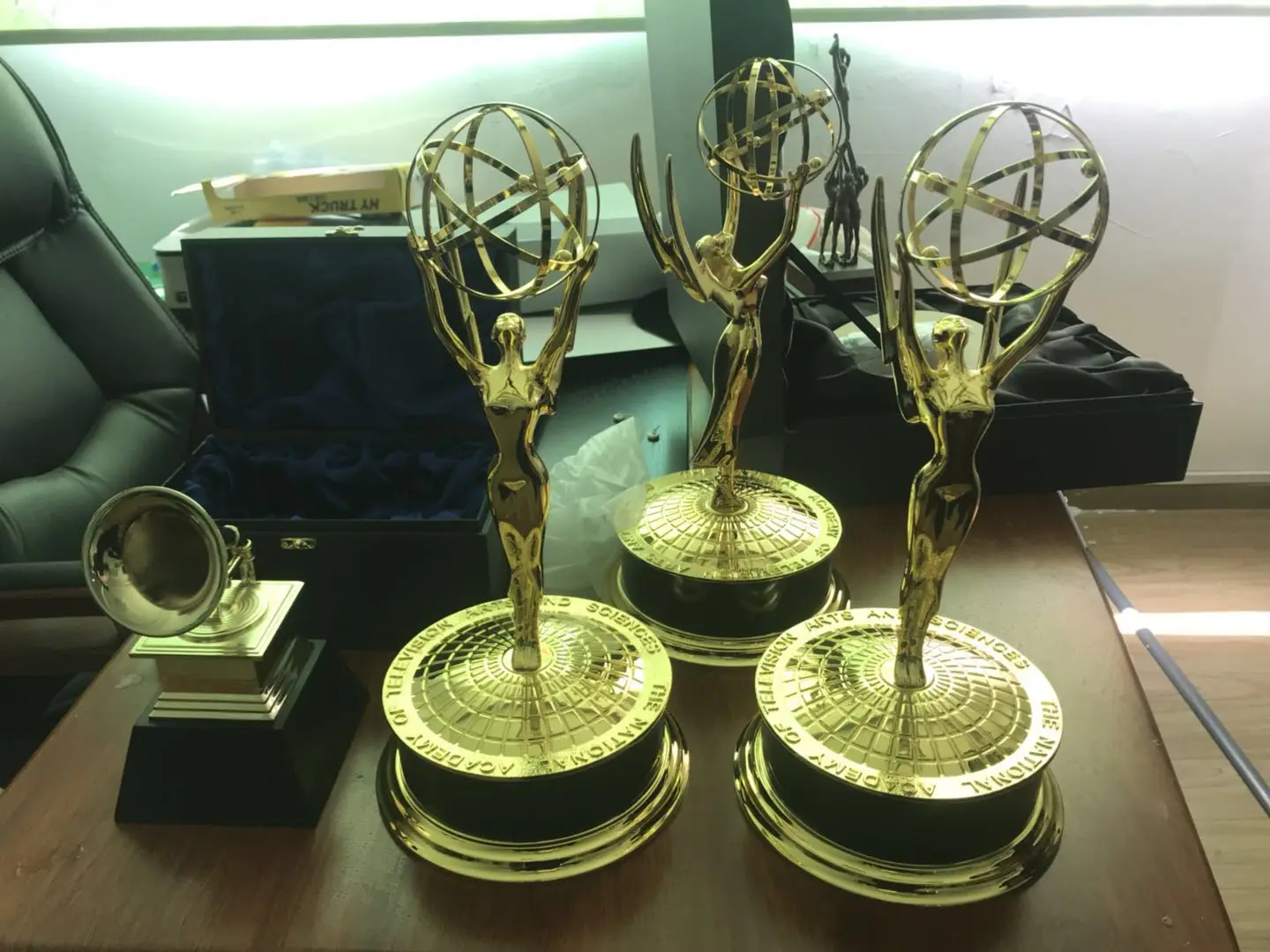 

Zinc Alloy Full Size 39CM 28cmReplica Emmy Metal trophy TV Movie Music Trophy Souvenirs Award Free Engraving
