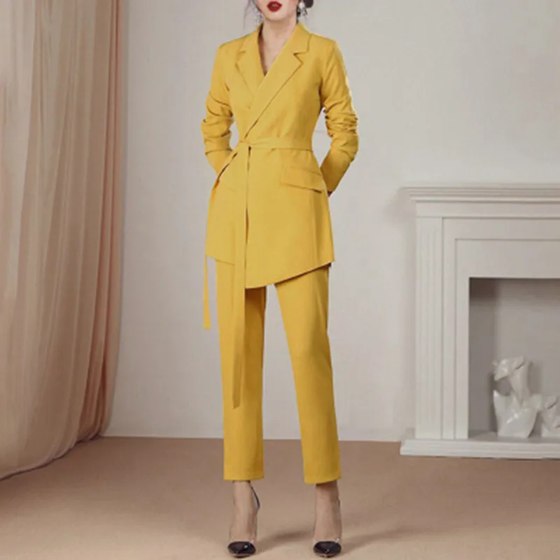 Женский офисный брючный костюм подиумный из двух предметов желтый пиджак с