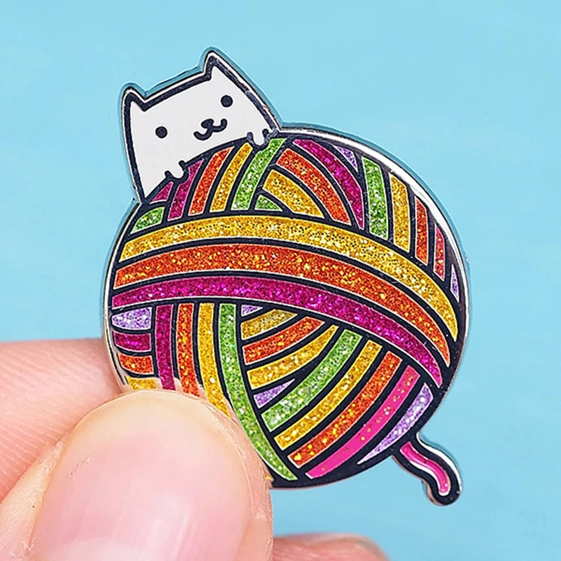 Эмалированная брошь в виде милой мультяшной блестящей радужной пряжи с шариком