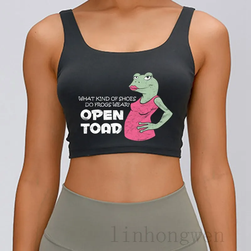 

Это трендовая идея, обувь выглядит по-разному, майка с надписью и круглым воротником, модные индивидуализированные топы с надписью, футболк...