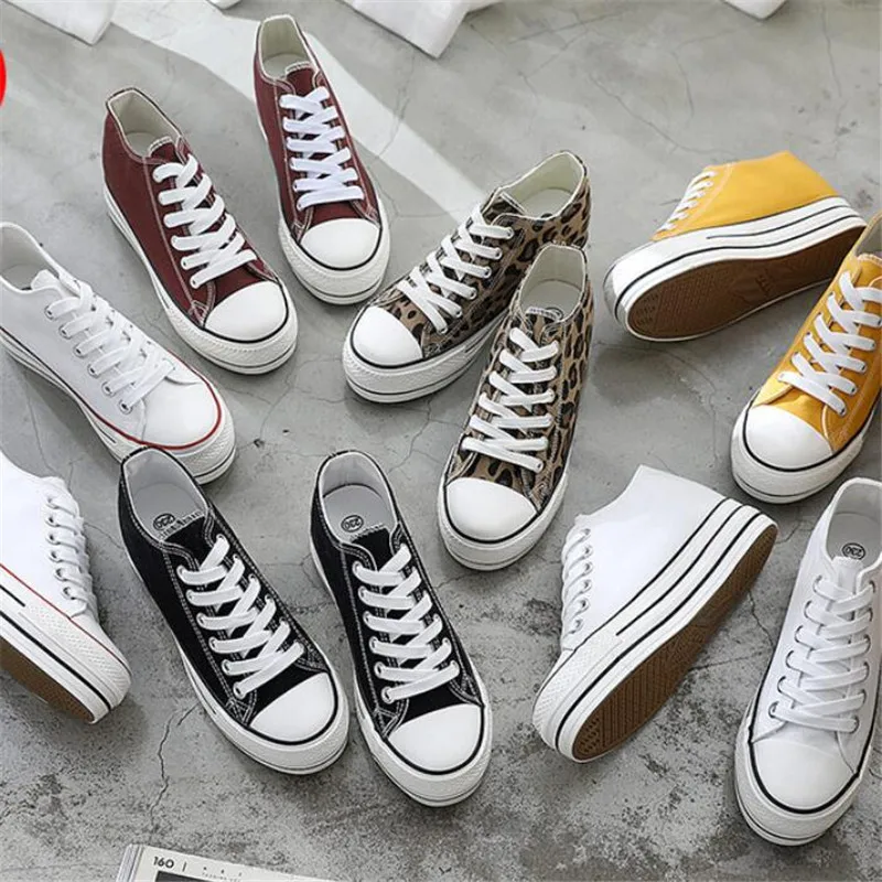 Белые кроссовки на каблуке 6 см женская парусиновая обувь танкетке женские