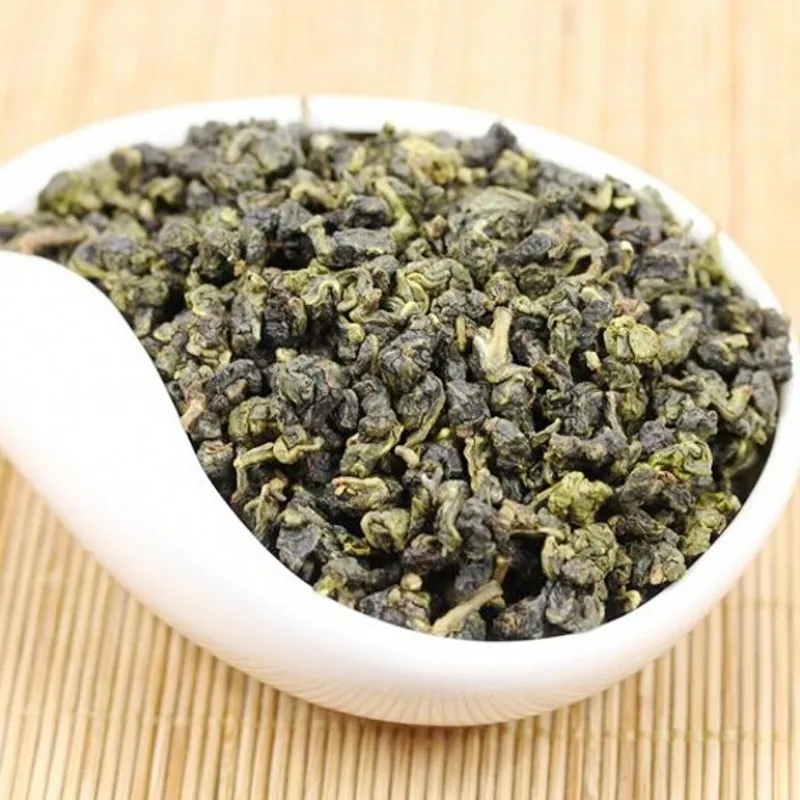 Свежий зеленый чай с изображением молочного олуна для похудения и снижения