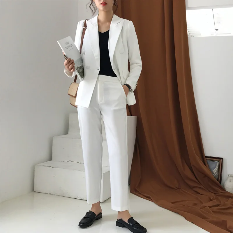 Женский брючный костюм с двубортным пиджаком и брюками высокой талией | Женская