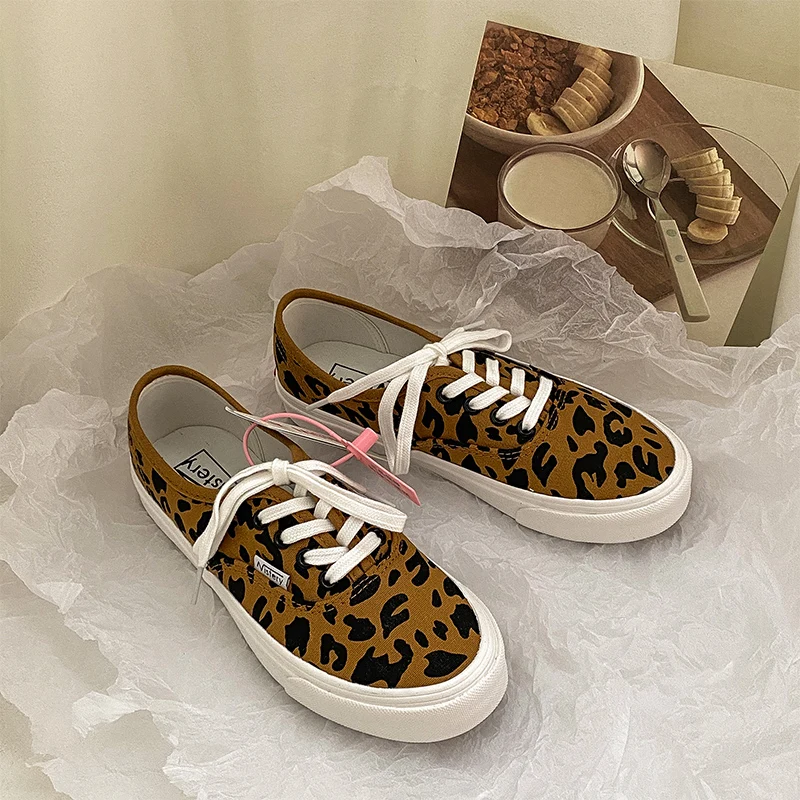 Весна Женская полотняная обувь с леопардовым принтом на шнуровке женские