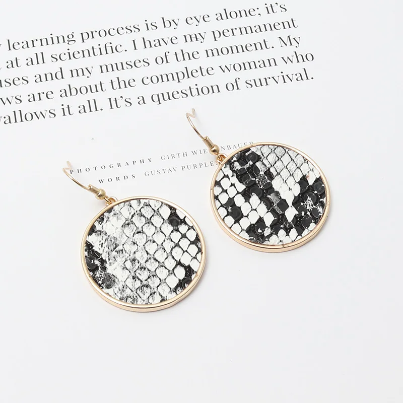 Серьги круглой формы с каракулевым ошейником в виде леопарда и вкраплениями из меха зебры с вкраплениями из раковины абалон на 2020 год.