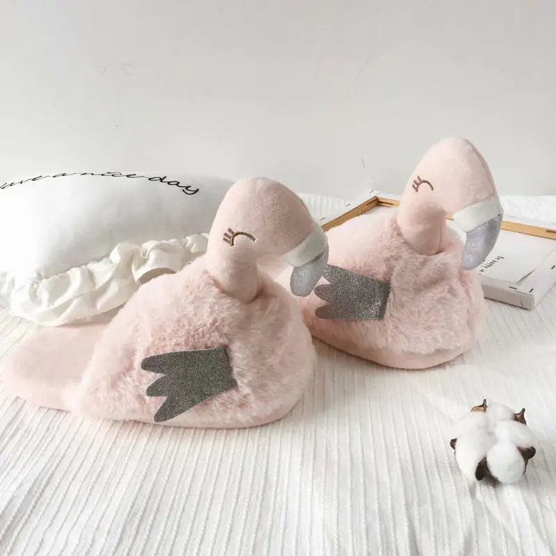 Фото Тапочки домашние плюшевые с набивкой в виде розовых фламинго | Обувь