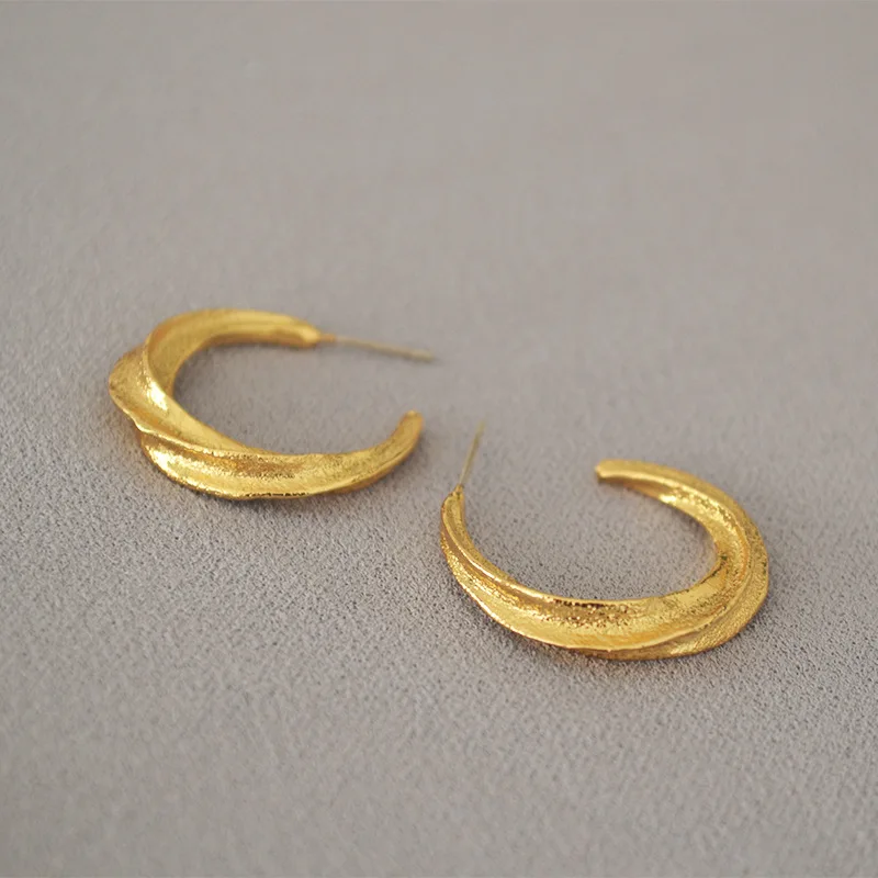 

Japan and South Korea original fashion niche retro gold rotating C-shaped atmospheric earring earrings