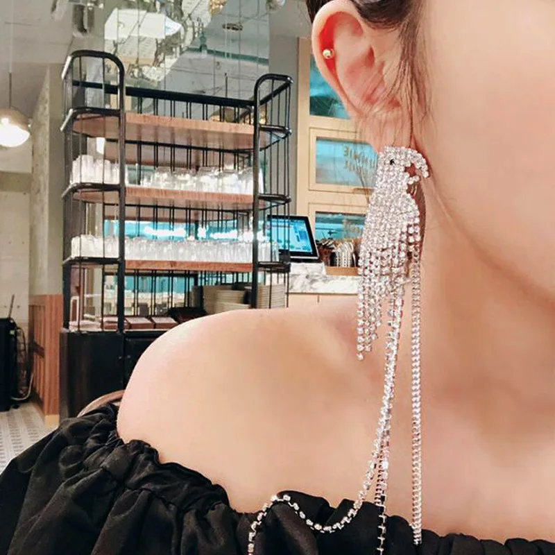 Серьга попугай с длинной кисточкой асимметричная как у знаменитостей в