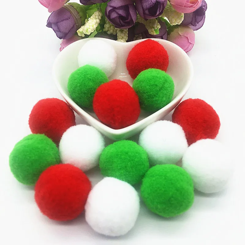 Помпоны из меха белые зеленые красные для поделок | Дом и сад