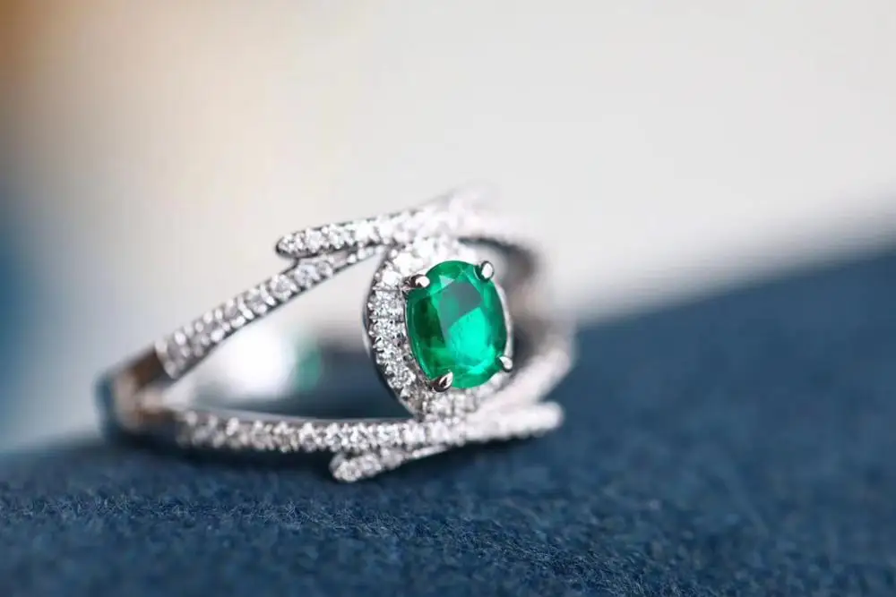 

Женское кольцо из серебра 925 пробы с изумрудом