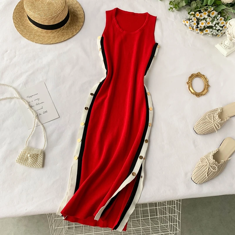 Женское трикотажное платье без рукавов с круглым вырезом облегающее боковой