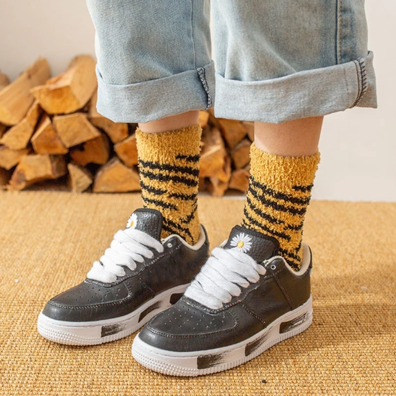 Женские зимние пушистые тапочки из микрофибры короткие носки контрастных цветов