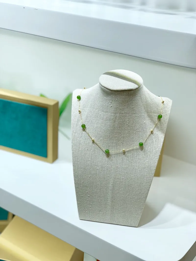

Женское колье из серебра 925 пробы, с изумрудом