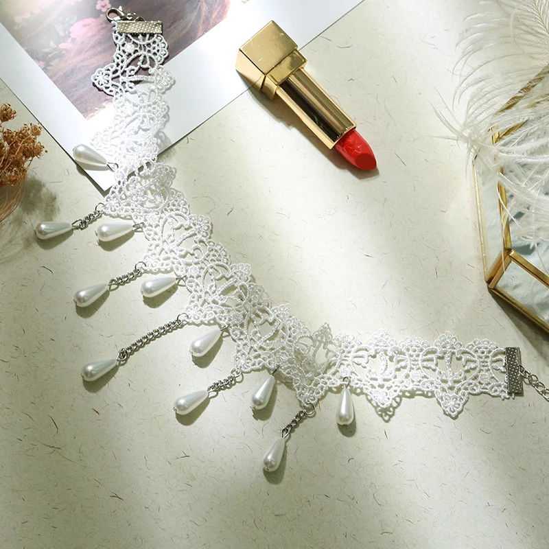 Женское колье с белой кружевной отделкой|Подвески| |