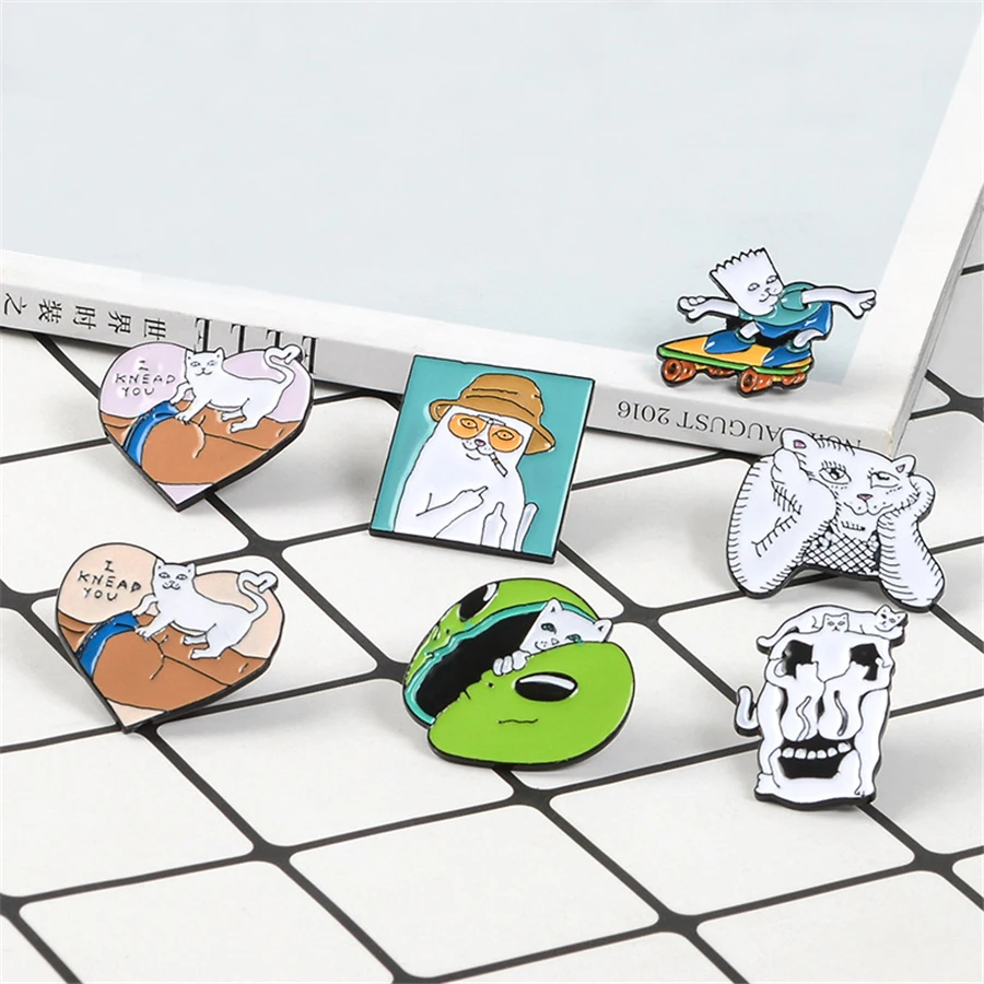 Белый Кот аниме значки Броши для женщин милые эмали штырь Жетоны на походный
