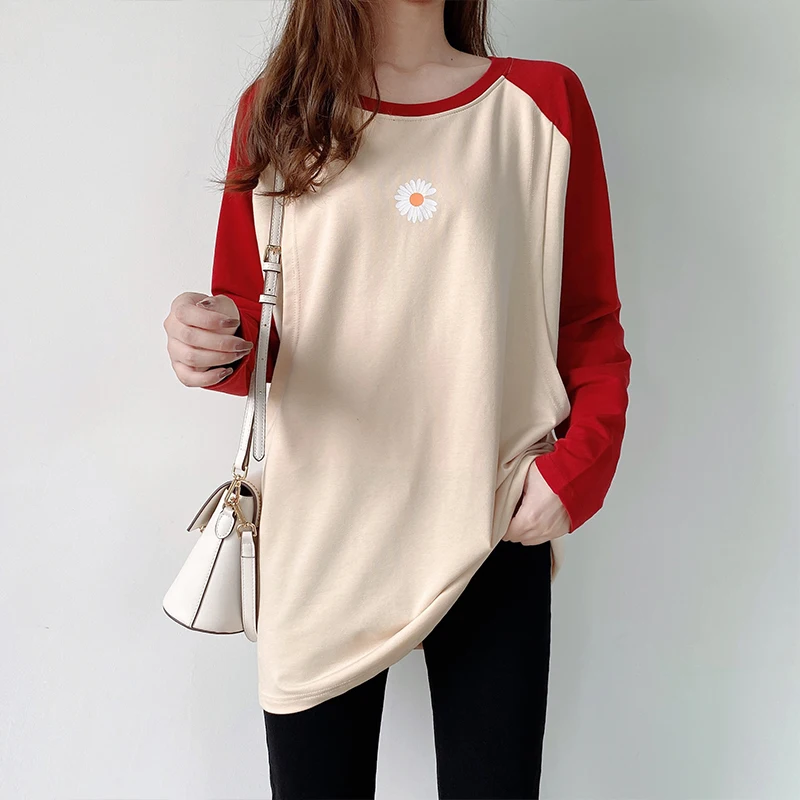 Маленькая футболка с длинными рукавами и цветными блокировками узором из