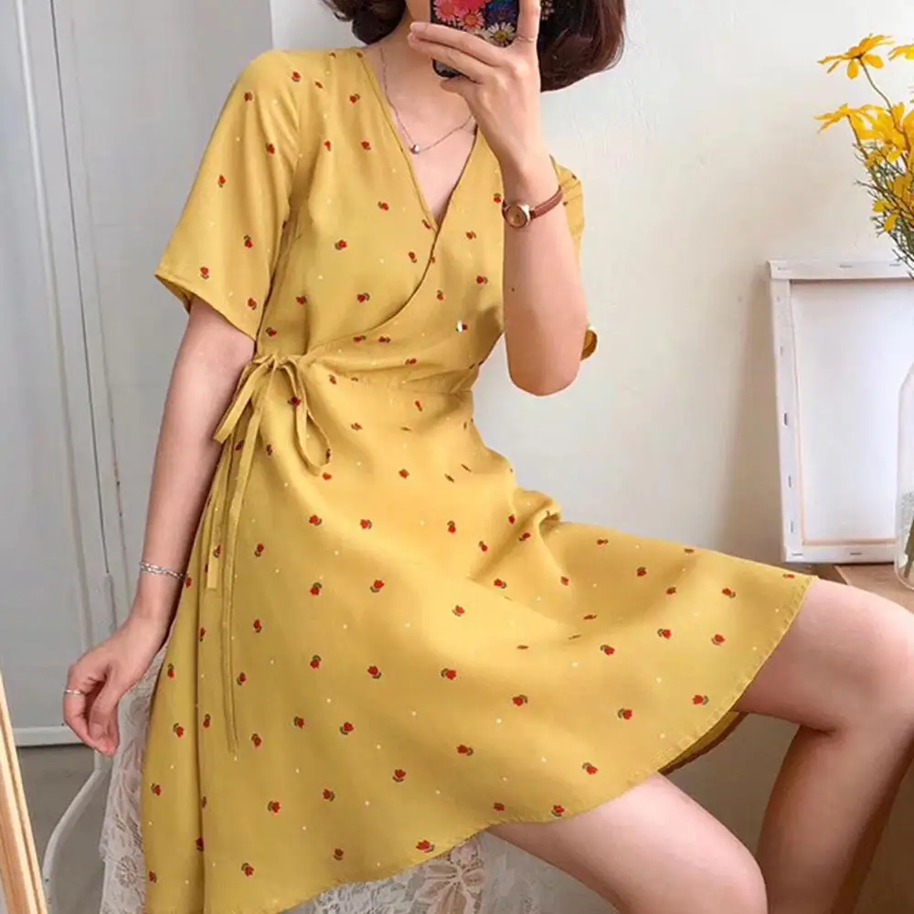 Мини-платье с цветочным принтом v-образный вырез короткий рукав узкое винтажное