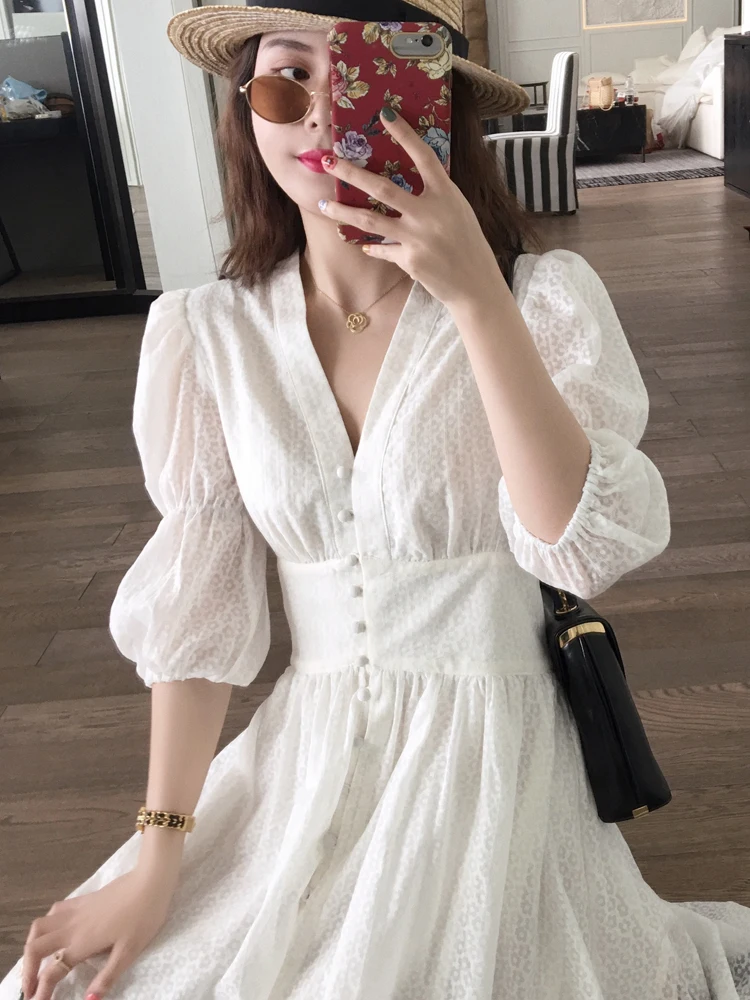 Женское винтажное платье с V образным вырезом белое однобортное длинное из хлопка разрезом и рукавами