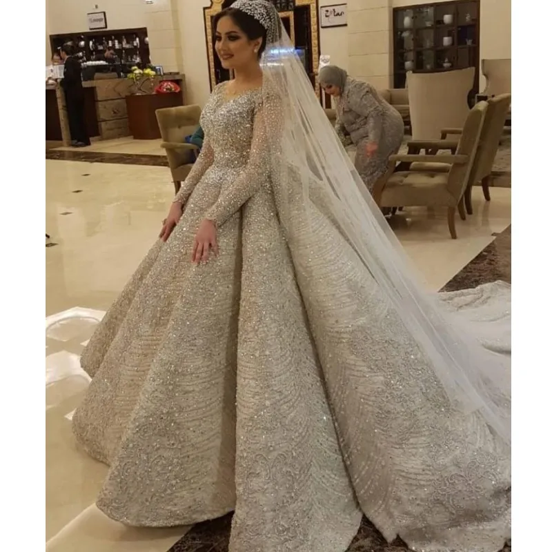 Роскошные свадебные платья с длинными рукавами и длинным шлейфом украшенные