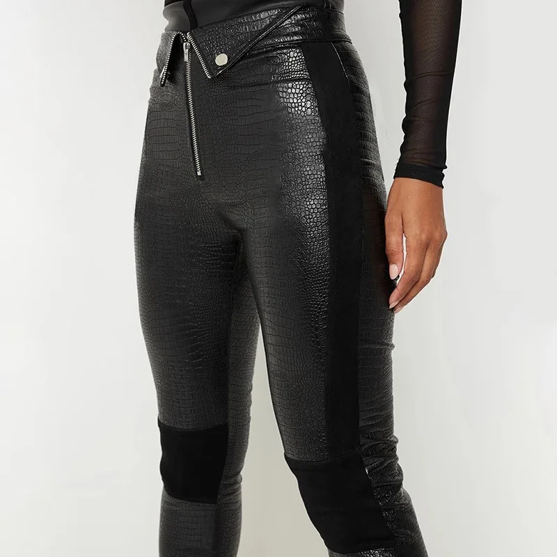 Брюки из искусственной крокодиловой кожи в стиле пэчворк Узкие женские черные