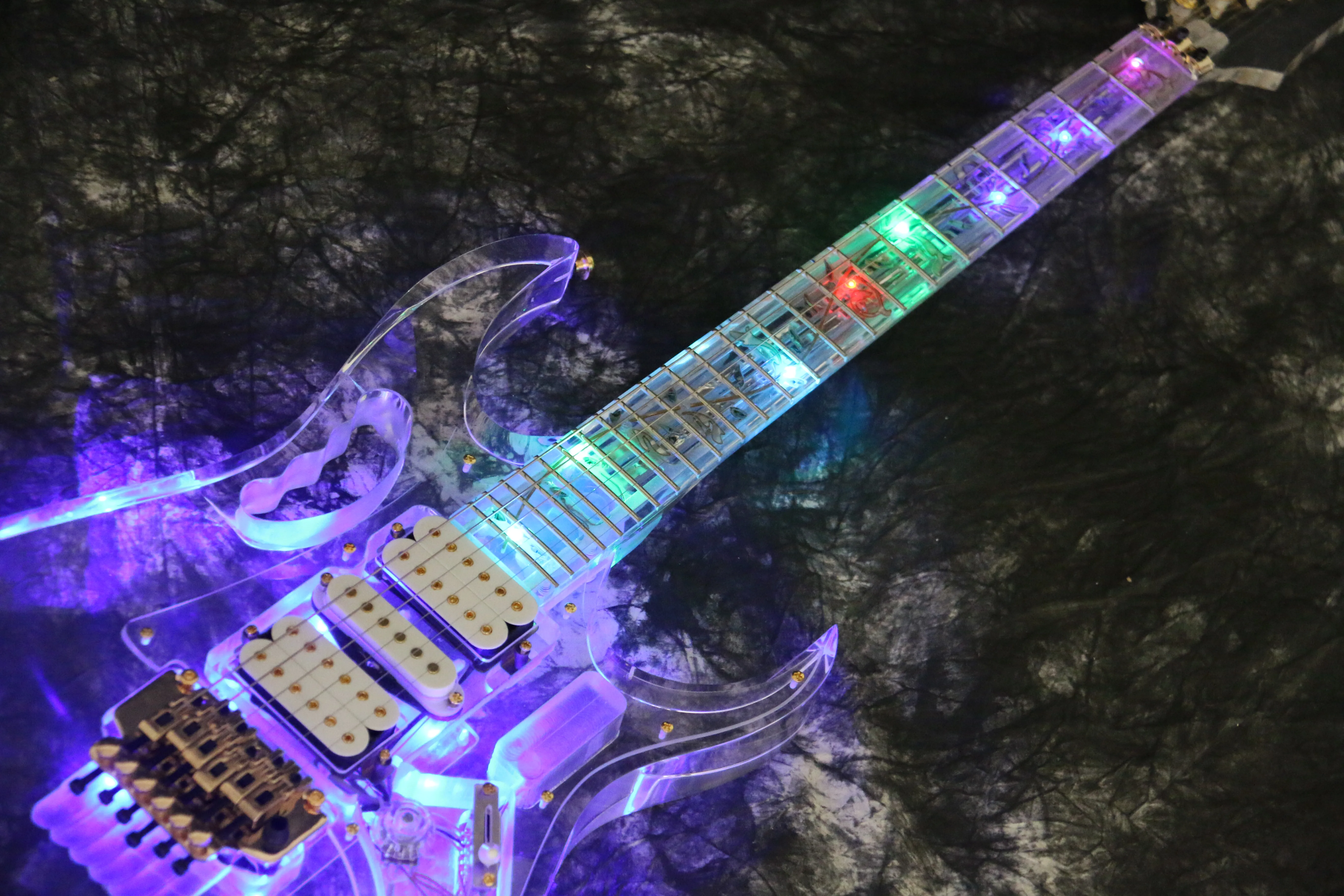 Электрогитара со светящимися глазами. Светящаяся гитара. Бас гитара светящаяся. Светящаяся гитара. Светящаяся гитара.