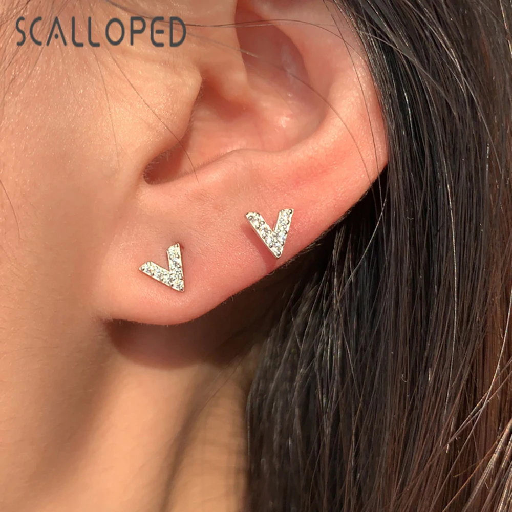 

SCALLOPED Fashion Trend Micro Inlay Zircon Letter V Stud Earrings Light Luxury Ladies Birthday Anniversary Jewelry Stud Earrings
