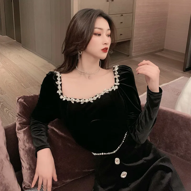 

2021 Spring Autumn Retro Suit Fashion temperament Square collar Beading Velvet Top + Diamond pearl Velvet shorts Two-piece sets