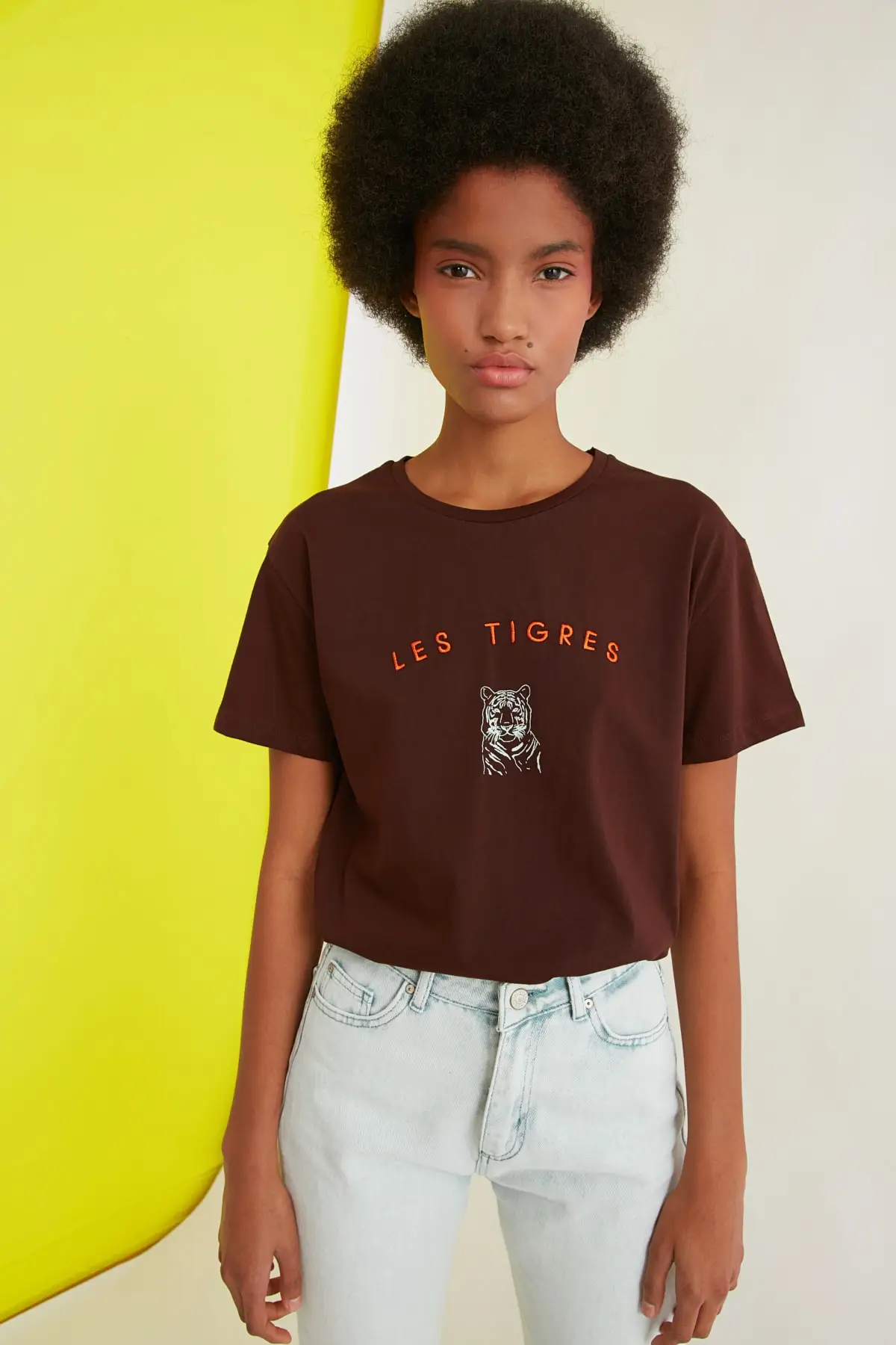 Укороченная трикотажная футболка с вышивкой Trendyol TWOSS20TS0312|Футболки| |